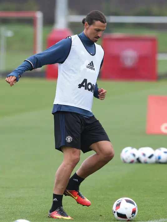 Zlatan Ibrahimovic mengontrol bola saat mengikuti sesi latihan di Carrington, Inggris (28/7). Dalam latihan tersebut Ibrahimovic melakukan latihan dribbling ringan dan mengasah sentuhan satu-dua dengan pemain lain. (Twitter/@ManUtd)