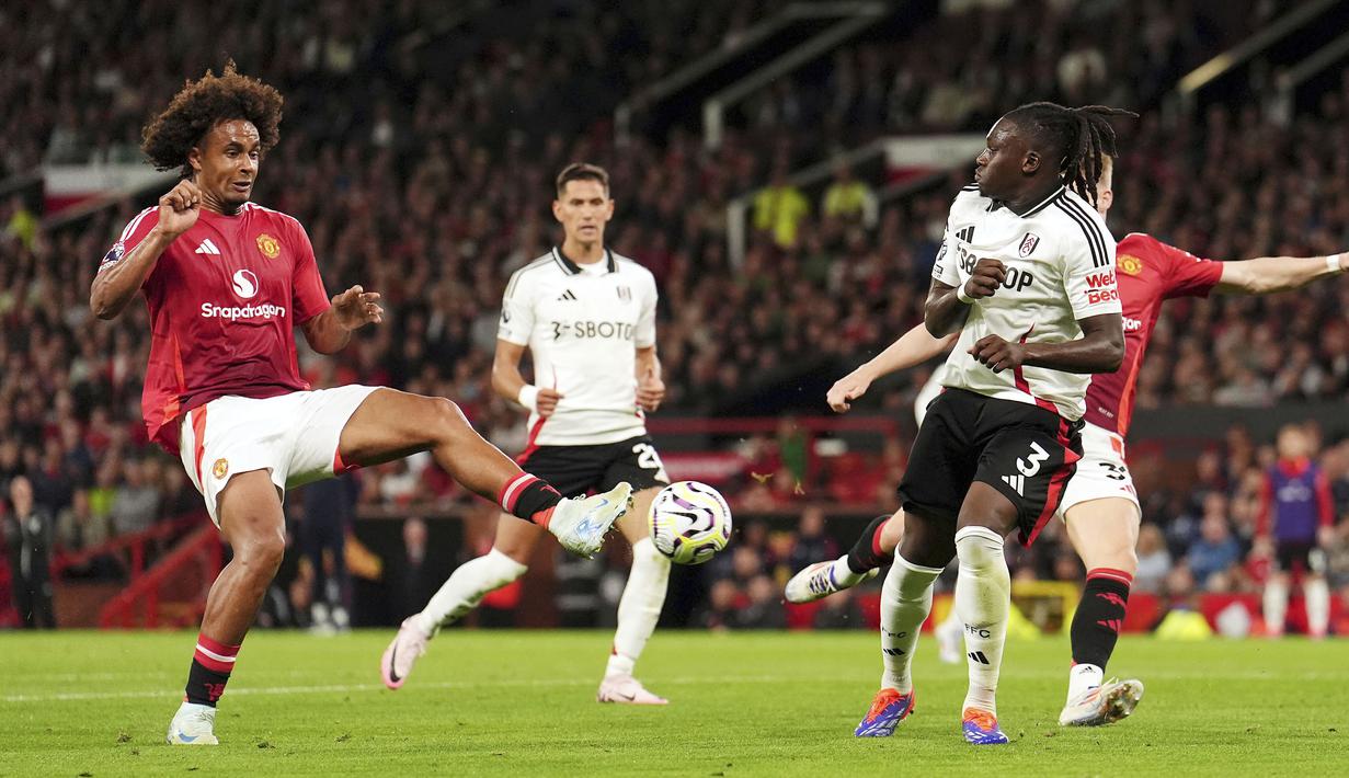 Pemain Manchester United, Joshua Zirkzee, mencetak gol ke gawang Fulham pada laga Liga Inggris di Stadion Old Trafford, Sabtu (17/8/2024). (Martin Rickett/PA via AP)