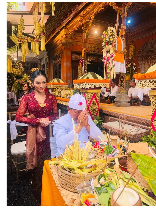 7 Pesona Krisdayanti Kenakan Kebaya Bali Brokat Merah di Nikahan Kakak Sarah Menzel