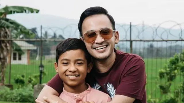 Ruben Onsu bersama anak angkatnya, Betrand Peto (Foto: Instagram/@betrandpeto)