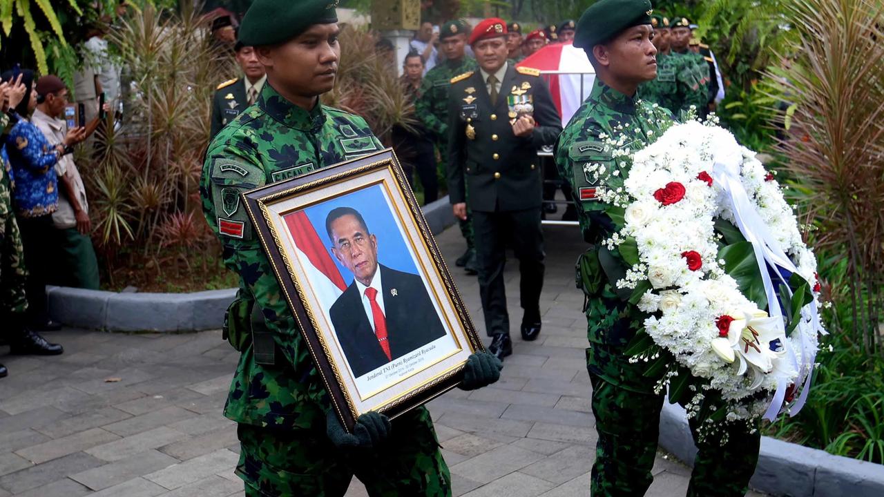 FOTO: Ryamizard Ryacudu Dimakamkan Secara Militer di TMP Kalibata