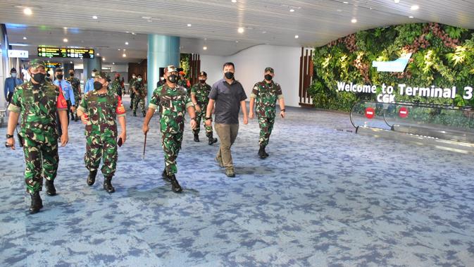 Pangdam Jaya Mayjen TNI Untung Budiharto mengecek kedatangan penumpang dari Luar Negeri di Terminal 3 kedatangan Bandara Internasional Soekarno Hatta, Jumat (4/2/2021). (Foto istimewa)