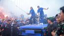 Pemain Persib Bandung, Saddil Ramdani (kiri) dan Adam Alis berada diatas mobil dalam pawai juara BRI Super League musim ini di Kota Bandung, Minggu (24/05/2026) pagi WIB. (Bagaskara Lazuardi/Bola.com)