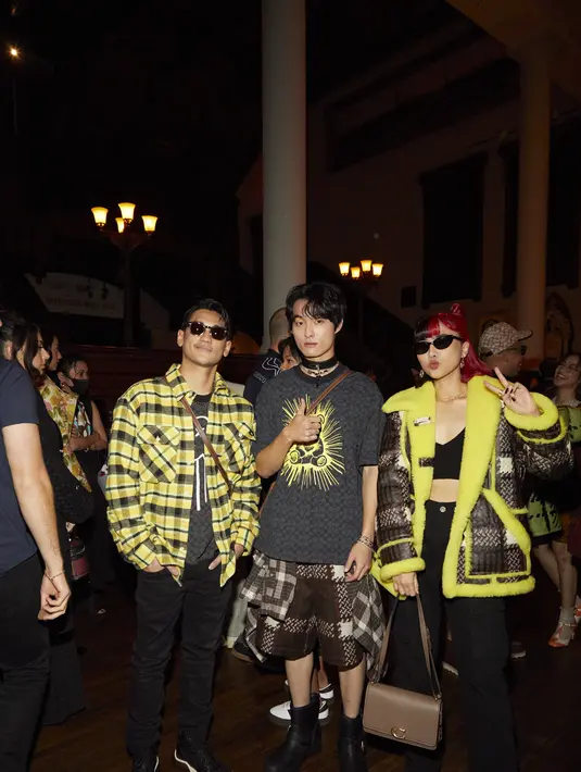Hadir sebagai tamu di New York Fashion Week, kedua artis ini juga berkesempatan berfoto bersama aktor Korea Selatan Yoon Chan Young. (Coach)