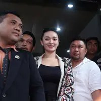 Zaskia Gotik telah diperiksa oleh Polda Metro Jaya secara intensif hingga malam hari. Tak hanya itu, wanita yang akrab disapa Neng disuguhkan berbagai macam pertanyaan dari pihak kepolisian. (Nurwahyunan/Bintang.com)