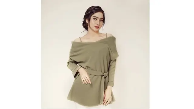 Selain berkecimpung di dunia peran, Alliza juga menjadi seorang model. Ia kerap melakukan pemotretan.