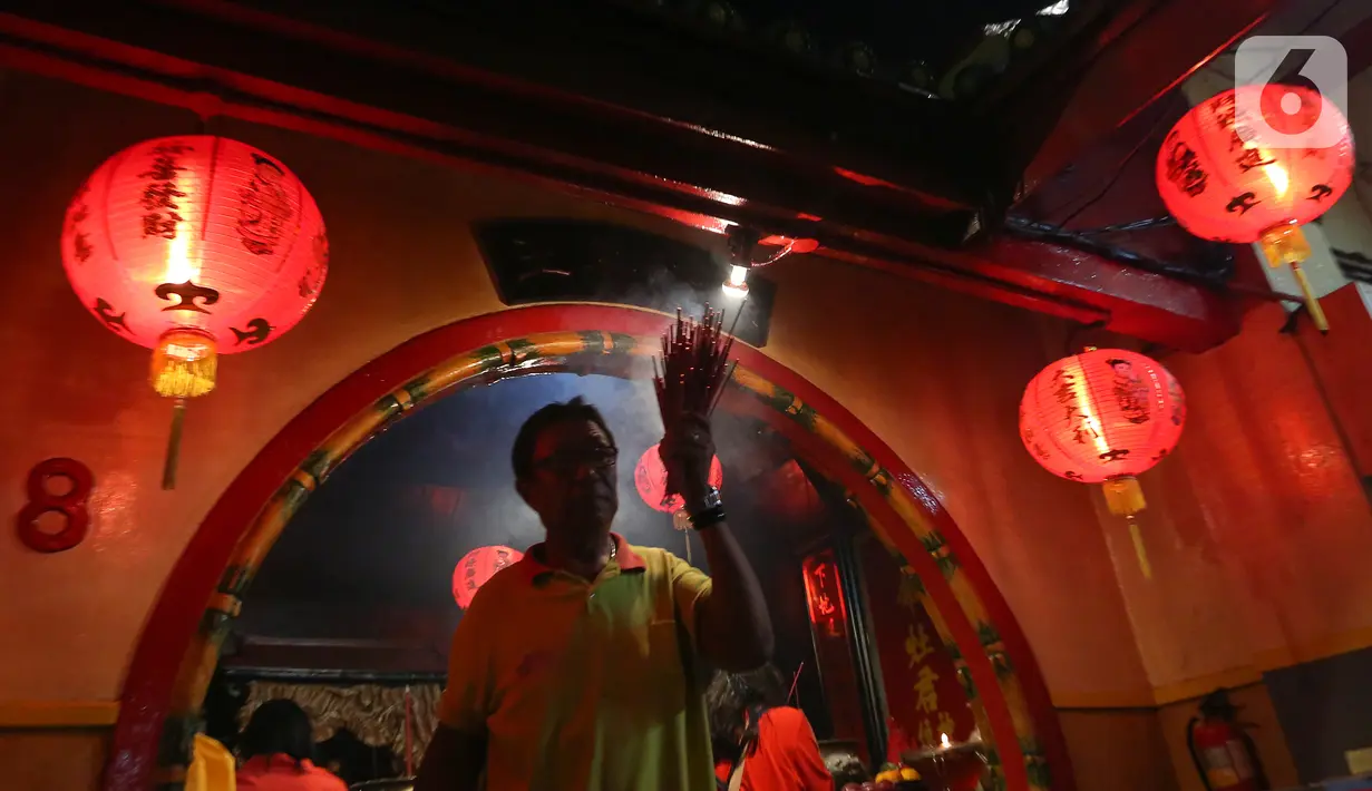 Warga keturunan Tionghoa bersembahyang pada malam perayaan Tahun Baru Imlek 2571 di Vihara Boen Tek Bio, Pasar Lama, Tangerang, Jumat (24/1/2020). Memasuki Tahun Baru Imlek 2571 atau Tahun Tikus digunakan warga keturunan Tionghoa untuk berdoa melakukan intropeksi diri. (Liputan6.com/Fery Pradolo)