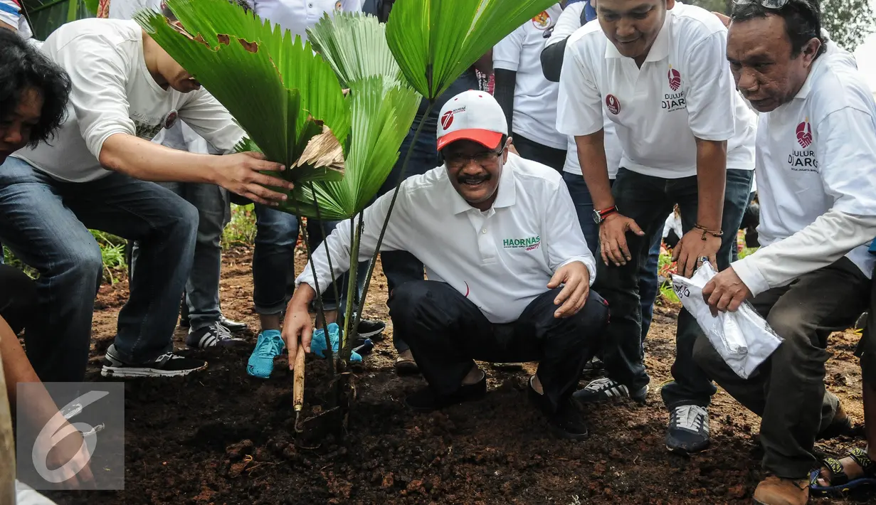 Wakil Gubernur DKI Jakarta Djarot Saiful Hidayat bersama Relawan Ahok-Djarot yang tergabung dalam Dulure Djarot menanam tanaman di depan Balai Kota, Jakarta, Minggu (16/10). (Liputan6.com/Faizal Fanani)