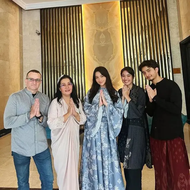 8 Potret Gaya Seleb Non Muslim Ikut Rayakan Idul Fitri, Sophia Latjuba hingga Mahalini