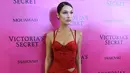 Saat datang berjalan di red carpet, Bella Hadid tampil dengan gaun panjanganya yang berwarna merah. Tampilannya begitu mempesona, terlebih dengan tatanan  rambutnya yang sederhana namun menambah kecantikannya. (AFP/Chandan Khanna)