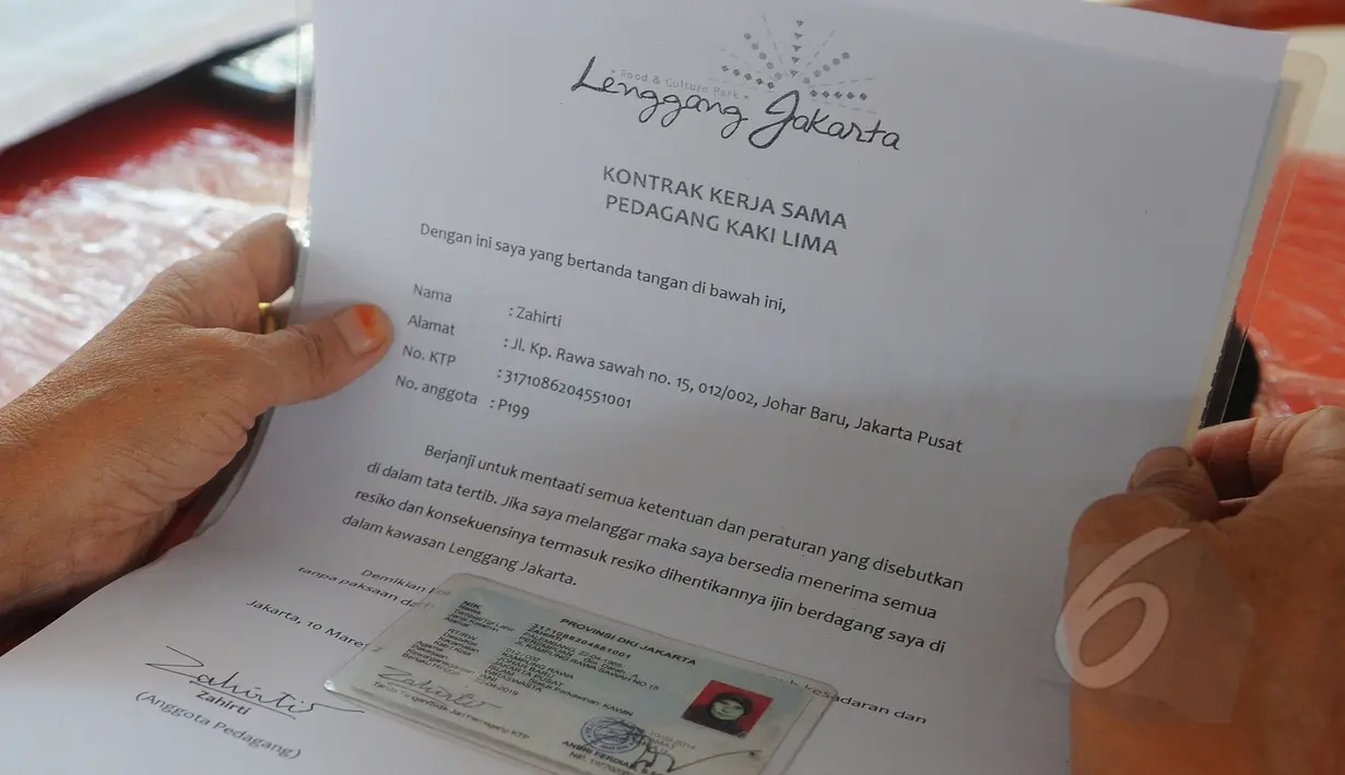 Seorang pedagang melihat surat kontrak kerja sama saat pembuatan tanda pengenal di Kawasan Lenggang Jakarta, Monumen Nasional, Jakarta, Rabu (8/4/2015). (Liputan6.com/Herman Zakharia) 