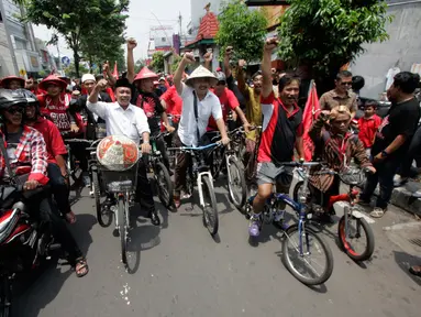 Para simpatisan mengantar pasangan calon walikota dan wakil walikota Yogyakarta Imam Priyono-Ahmad Fadli mendaftarkan di KPUD kota Yogyakarta, Rabu (21/9). Imam-Fadli diusung PDIP, Nasdem dan PKB. (Liputan6.com/Boy Harjanto)