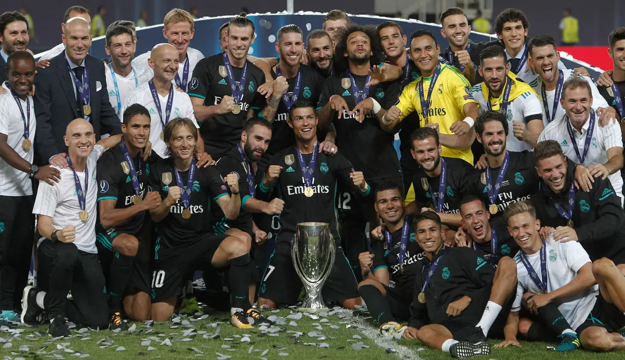 Pemain Real Madrid berpose bersama trofi Piala Super Eropa usai menumbangkan Manchester United (MU) di Skopje, Macedonia, Selasa (8/8).  Real Madrid mengalahkan Manchester United dengan skor 2-1. (AP Photo/Boris Grdanoski)
