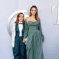 (Kiri-Kanan) Vivienne Jolie-Pitt dan ibunya, Angelina Jolie, menghadiri Tony&nbsp;Awards&nbsp;ke-77 di Teater David H. Koch, Lincoln Center, New York City, Amerika Serikat, 16 Juni 2024. (Dia Dipasupil/Getty Images/AFP)