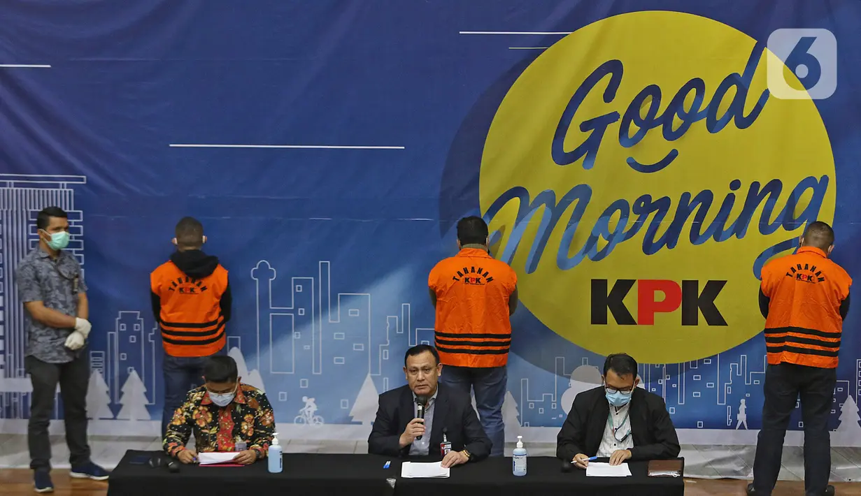 Ketua KPK Firli Bahuri (tengah) didampingi Deputi Penindakan Karyoto dan Plt Juru Bicara Ali Fikri saat konferensi pers terkait Operasi Tangkap Tangan (OTT) atas kasus dugaan suap bansos penanganan covid-19 Kementerian Sosial, di Jakarta, Minggu (6/12/2020) dini hari. (Liputan6.com/Herman Zakharia)