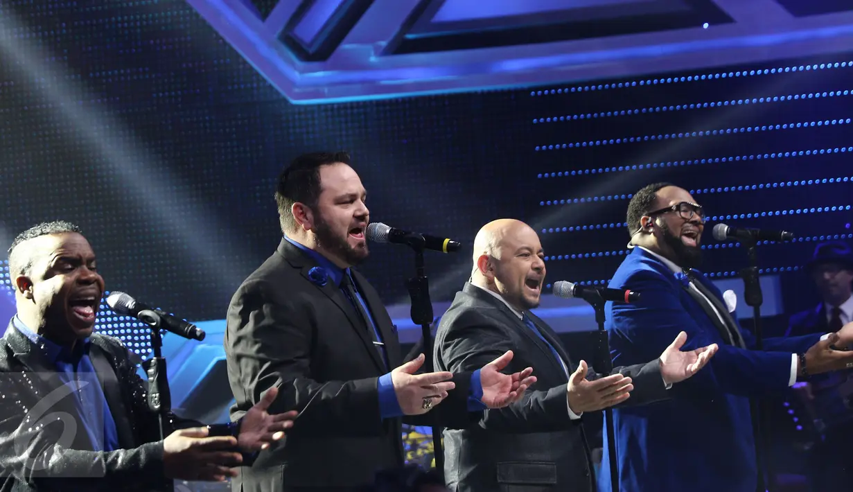 Grup vokal asal California, Amerika, All 4 One  saat mengisi acara Golden Memories International  di Studio 5 Indosiar, Jakarta, Selasa (10/1). Mereka merasa terhormat bisa tampil di acara tersebut. (Liputan6.com/Herman Zakharia)