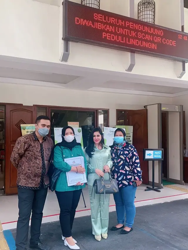 Artis Lady Marsella bersama tim pengacaranya.