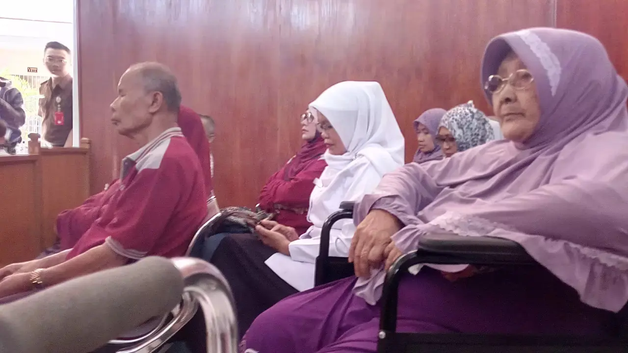 Menggunakan kursi roda, nampak Siti Ruqoyah alias Amih dengan tegar mengaikuti persidangan anak gugat ibu di Garut