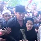 Dengan tubuh mulai limbung, Julia Perez berusaha tetap kuat melihat pemakaman Olga Syahputra (Foto: Galih W Satria)