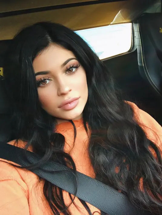Maksud foto itu sebenranya adalah Kylie ingin mempromosikan celana jeans yang dikenakannya saat itu. Sambil menatap kamera, gaya berfoto Kylie memang cukup menggoda dengan tubuh seksinya. (Instagram/Kyliejenner)