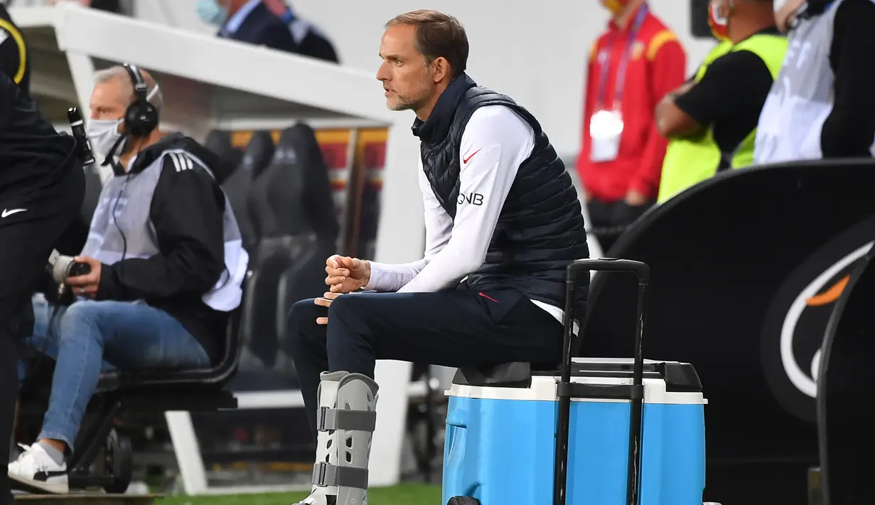 Pelatih PSG, Thomas Tuchel, memperhatikan pemainnya saat menghadapi Lens pada laga Liga Prancis di Stadion Bollaert-Delelis, Jumat (11/9/2020). PSG kalah 0-1 atas Lens. (AFP/Denis Charlet)