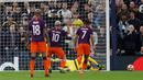 Kiper Tottenham Hotspur Hugo Lloris menepis tendangan penalti penyerang Manchester City Sergio Aguero saat bertanding pada leg pertama perempat final Liga Champions 2018-2019 di Tottenham Hotspur Stadium, London, Selasa (9/4). (Reuters/ Peter Nicholls)