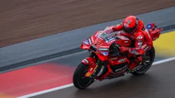 Pembalap MotoGP asal Spanyol dari Ducati Lenovo Team, Marc Marquez saat sesi latihan Grand Prix motor MotoGP Jerman di di Sirkuit Sachsenring, Hohenstein-Ernstthal, Chemnitz, Jerman, 12 Juli 2025. (Ronny Hartmann/AFP)