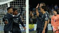 Pemain Real Madrid merayakan gol yang dicetak oleh Kylian Mbappe dalam laga 32 besar Copa del Rey melawan Talavera de la Reina, Kamis (18/12/2025) dini hari WIB. (Thomas COEX / AFP)