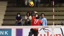 <p>Pemain Timnas Bola Voli Putri Indonesia, Wilda Siti Nurfafadilah melakukan servis ke arah Timnas Bola Voli Putri Thailand saat laga Grup A Bola Voli Putri SEA Games 2023 di&nbsp;Olympic Complex Indoor Main Hall, Phnom Penh, Kamboja, Selasa (09/05/2023). (Bola.com/Abdul Aziz)</p>