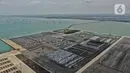 Pemandangan dari atas aktivitas ekspor mobil saat kunjungan Komite Percepatan Penyediaan Infrastruktur Prioritas (KPPIP) di Proyek Strategis Nasional (PSN) Pelabuhan Patimban, Subang, Jawa Barat, Rabu (28/12/2022). Kementerian Koordinator Bidang Perekonomian melalui KPPIP meninjau progress tahap satu ke tahap dua pengembangan pelabuhan dalam rangka mengoptimalkan potensi transportasi barang dan sebagai back up sekaligus sebagai penghubung off the road dengan area hinterland. (Liputan6.com/Angga Yuniar)