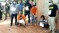 Empat orang terduga teroris di Kabupaten Muara Enim memperagakan 30 adegan reka ulang (Liputan6.com / Nefri Inge)