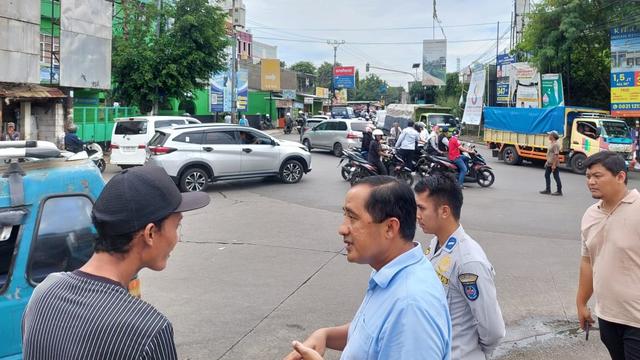 Wakil Wali Kota Depok, Chandra Rahmansyah melihat langsung titik lokasi kemacetan di Jalan Raya Sawangan, Depok.