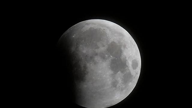 Perubahan gerhana dimulai dengan menutupi sebagian bulan seperti yang terlihat di Santa Monica, California, pada Rabu 26 Mei 2021. (Frederic J Brown / AFP / Getty)