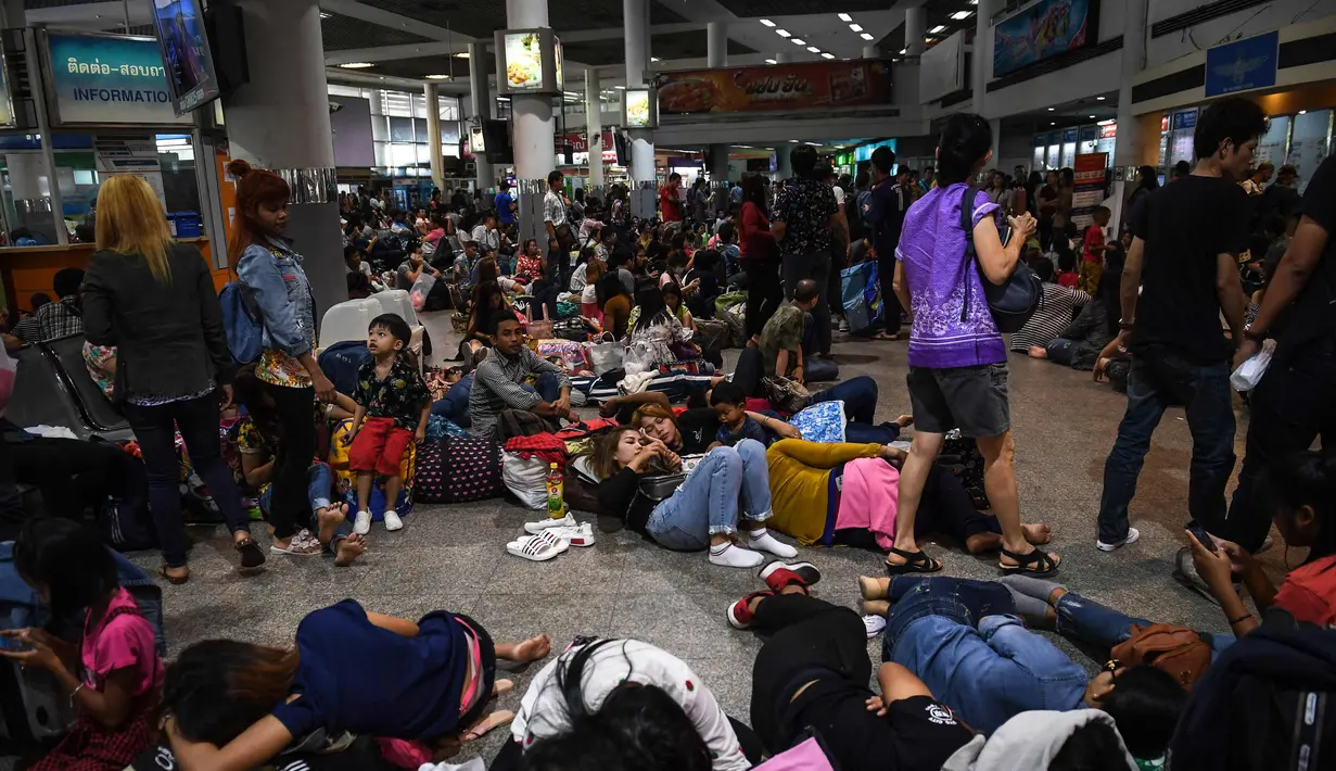 Suasana di stasiun kereta api Hua Lampong, sehari sebelum Songkran Festival, atau Tahun Baru Thailand, di Bangkok (12/4). Festival tahun baru Buddha resmi dimulai 13 April dan berlangsung selama tiga hari. (AFP Photo/Lillian Suwanrumpha)