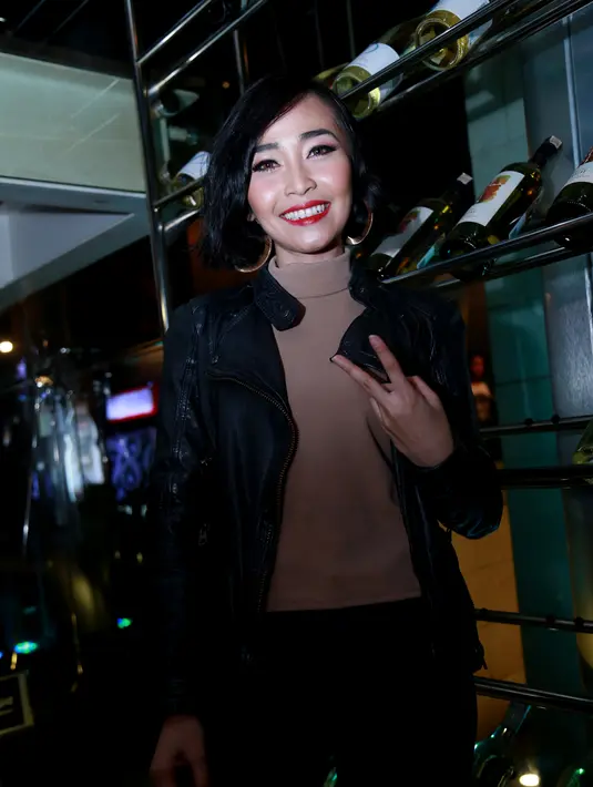 Pro dan Kontra pun bermunculan seiring dengan perubahan penampilan dari Rini Wulandari. Meski demikian, banyak para pendengarnya yang memuji  musik R&B yang dibawakannya. (Wimbarsana K/Bintang.com)