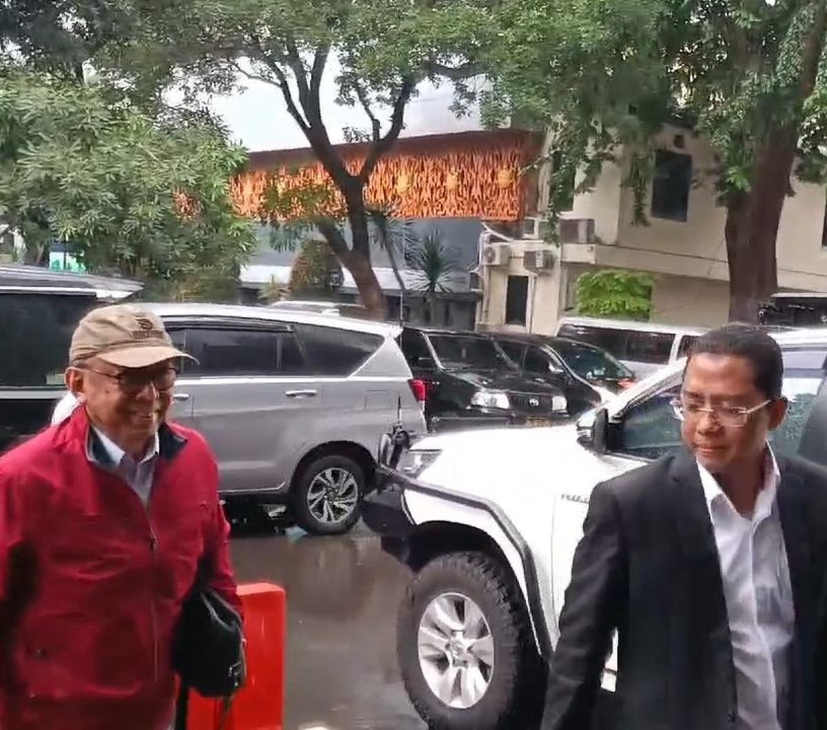 Rektor Universitas Pancasila Edie Toet Hendratno (ETH) membantah melakukan tindakan pelecehan terhadap bawahannya RZ (42) di ruang kerja.