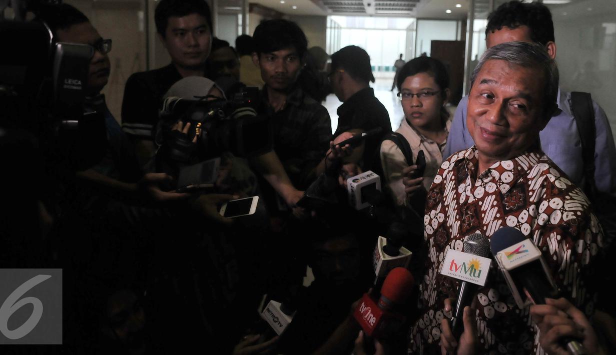 Busyro Muqoddas saat akan menghadiri Rapat Dengar Pendapat Umum dengan Komisi III DPR, di Kompleks Parlemen, Jakarta, Selasa (12/4). Rapat membahas meninggalnya Siyono karena diduga ada pelanggaran HAM oleh BIN. (Liputan6.com/Johan Tallo)