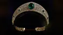 Tiara bernama Greville Emerald Kokoshnik Tiara yang dipinjamkan oleh Ratu Elizabeth II kepada Putri Eugenie untuk dipakai pada pernikahannya ditampilkan selama pratinjau media di Kastil Windsor, London, Kamis (28/2). (AP/Matt Dunham)