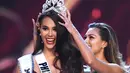 Miss Filipina, Catriona Gray bereaksi saat Miss Universe 2017, Demi-Leigh Nel-Peters menyematkan mahkota Miss Universe 2018 pada babak grand final di Bangkok, Senin (17/12). Catriona dinobatkan sebagai Miss Universe ke-67. (Lillian SUWANRUMPHA/AFP)