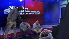 Cuplikan video siaran langsung dari jaringan televisi Ekuador TC ini menunjukkan seorang bertopeng dan bersenjata berdiri di depan jurnalis saat siaran langsung, di Guayaquil, Ekuador, Selasa, 9 Januari 2024. (TC Television network via AP)