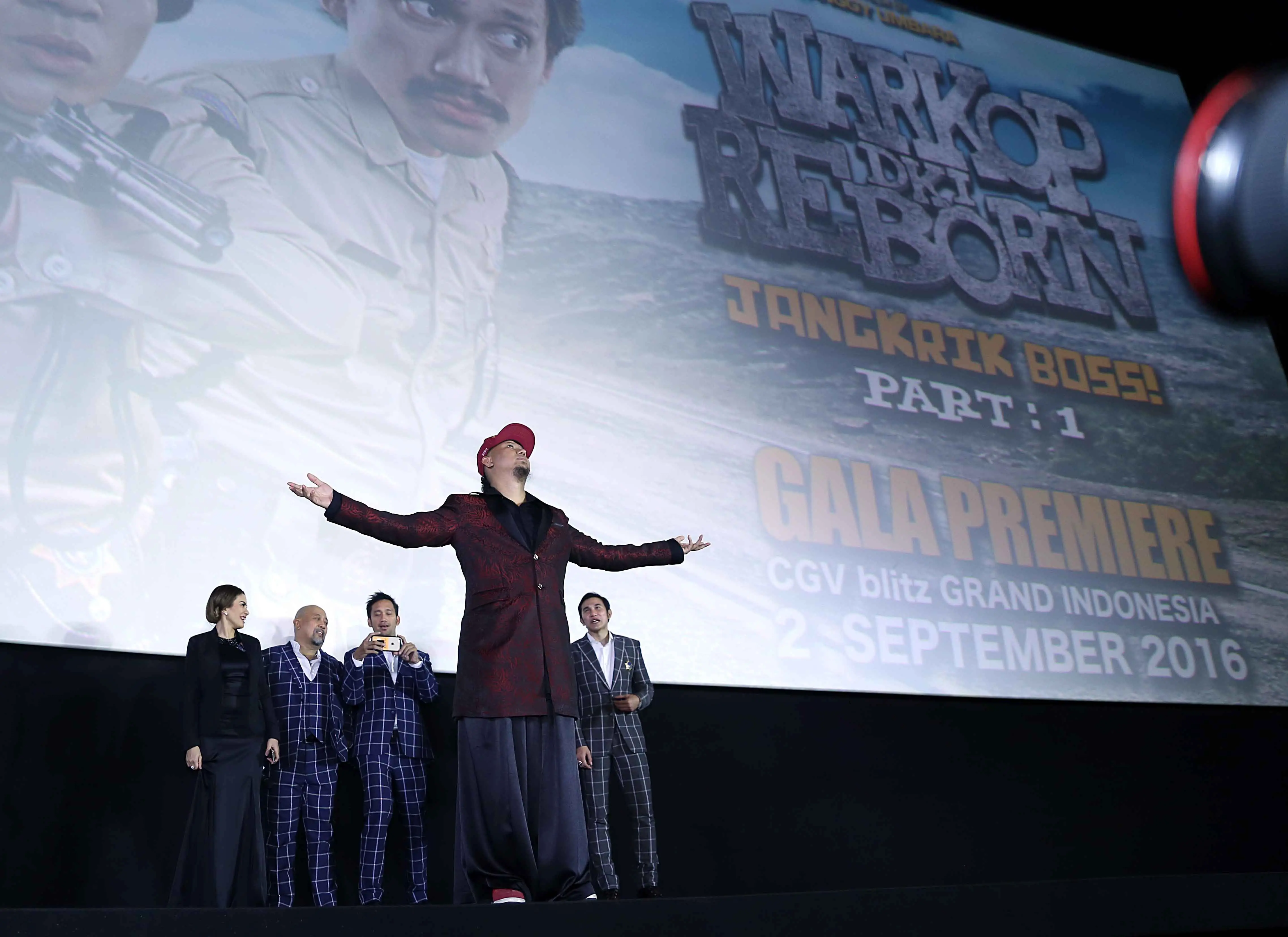 Anggy Umbara menghadiri gala premier film Warkop DKI Reborn. (Nurwahyunan/Bintang.com)