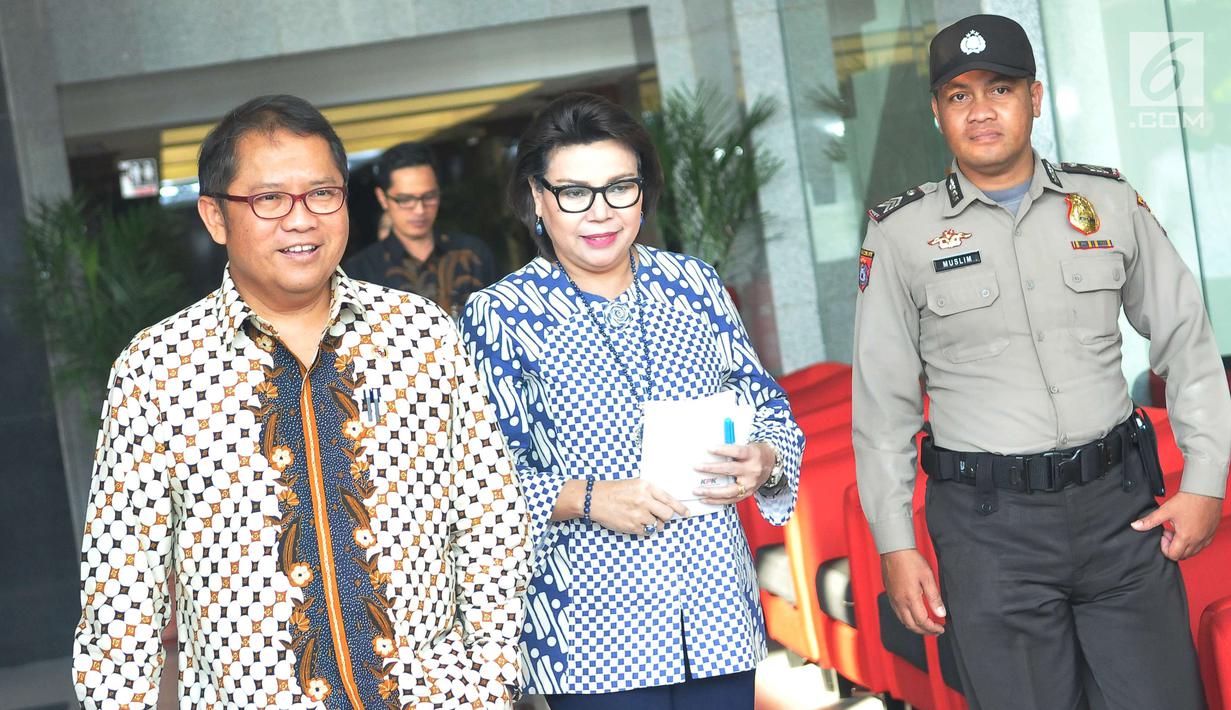 Pimpinan KPK, Basaria Panjaitan (kanan) menerima kunjungan Menkominfo Rudiantara di KPK, Jakarta, Kamis (8/6). Kedatangan Rudiantara untuk melakukan koordinasi terkait sosialisasi program anti korupsi kepada masyarakat. (Liputan6.com/Helmi Afandi)