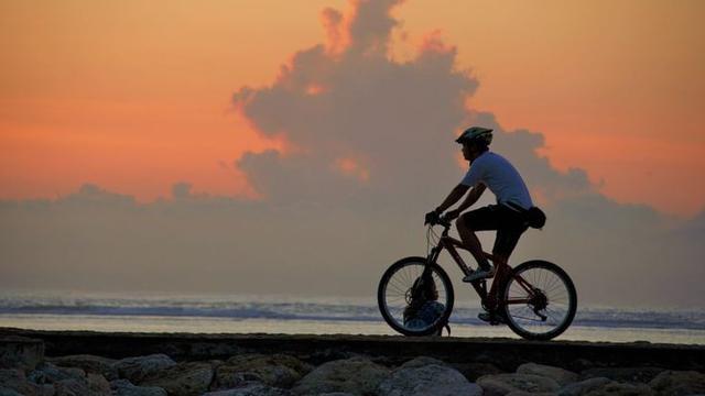 Bersepeda. (foto: Pinterest/YouPic).