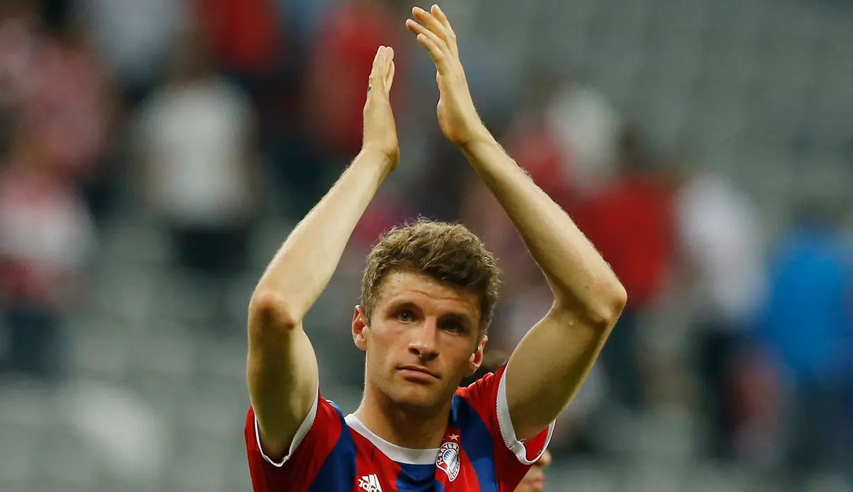 Penyerang Bayern Munchen, Thomas Muller memberi salam pada pendukungnya usai timnya gagal melaju ke final Liga Champions di Allianz Arena,Jerman (12/5/2015 Muenchen menang 3-2 atas Barcelona di leg kedua semifinal liga Champions. (Reuters/Albert Gea)