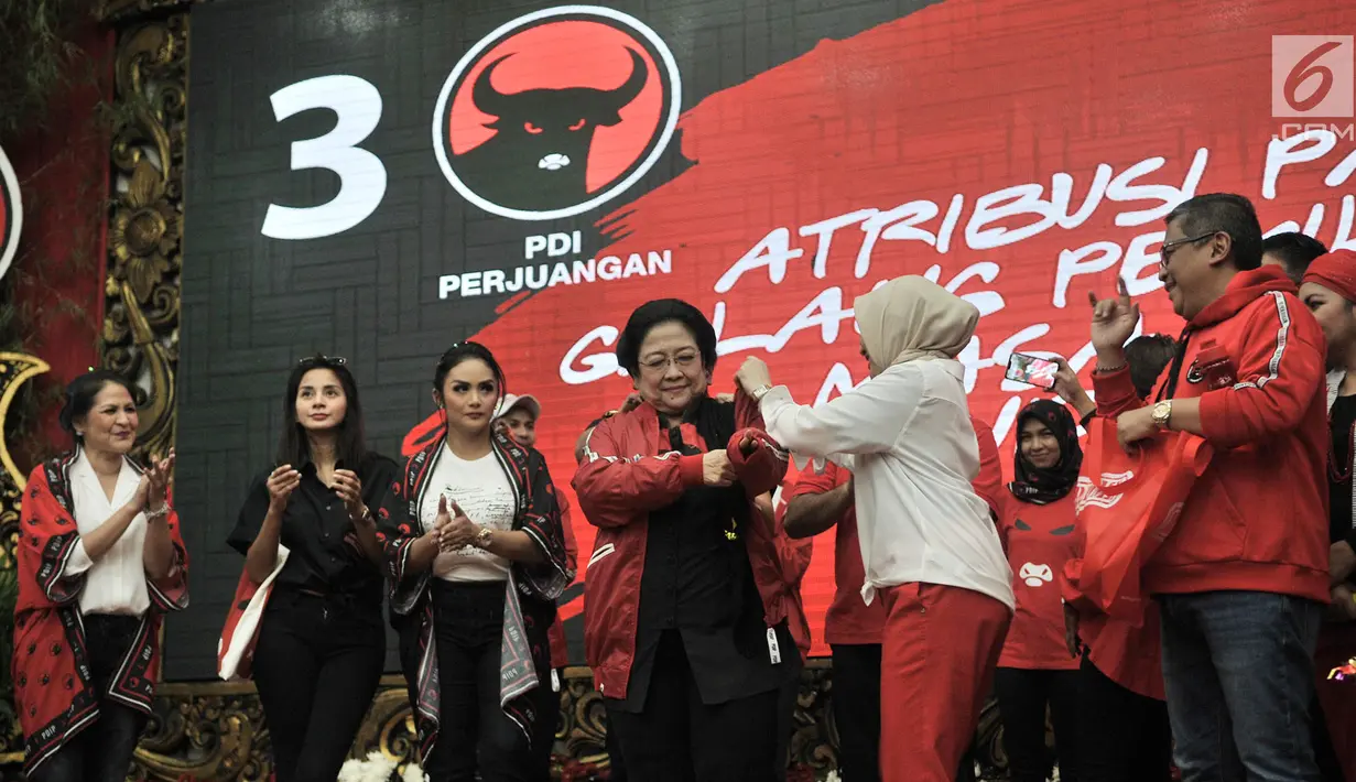 Ketum PDIP Megawati Soekarnoputri  mengenakan jaket bomber saat peluncuran Atribut Milenial di Kantor DPP PDIP, Jakarta, Kamis (20/9). Peluncuran Atribut Milenial untuk kampanye Pemilu 2019 ini diperagakan oleh para kader. (Merdeka.com/Iqbal S. Nugroho)