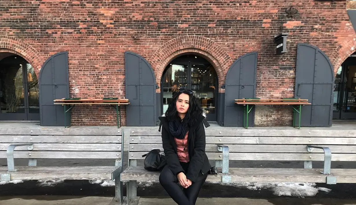 Wanita kelahiran Jakarta ini tetap tampil santai dengan pakaian musim dingin di Dumbo, Brooklyn. Dengan syal hitam dan kacamata hitam, melengkapi penampilannya dalam balutan warna hitam. (Liputan6.com/IG/@ayushita)