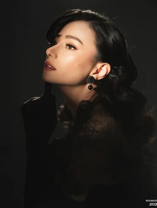 Di area mata, Rama Jee memulas eyehadow gold glitter, soft winged liner dan bulu mata palsu. Complexion yang flawless diselesaikan dengan bronzer yang natural [@riomotret]