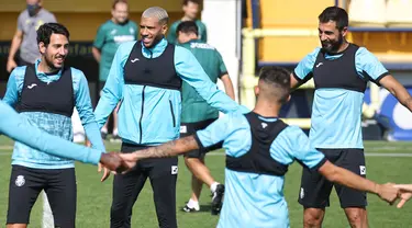 Pemain Villarreal Dani Parejo, Etienne Capoue dan Raul Albiol menghadiri sesi latihan di Ciudad Deportiva Villarreal di Vila-Real pada 28 September 2021. Villarreal akan bertandang ke markas  Manchester United (MU) pada laga Grup F Liga Champions 2021/2022, Kamis dini hari WIB. (JOSE JORDAN/AFP)