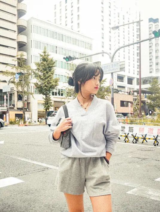 Fuji tampil kasual dengan sweat set berwarna abu-abu. Sweater lengan panjang dipadunya dengan celana pendek yang sama-sama berwarna abu-abu. [Foto: Instagram/fuji_an]