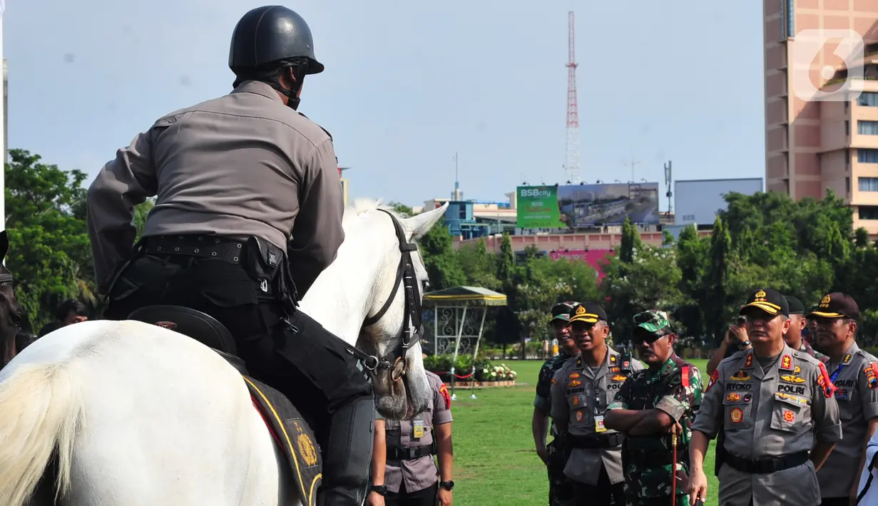 Kapolda Jateng Irjen Pol Rycko Amelza Dahniel mengecek kesiapan pasukan usai mimimpin apel gelar pasukan 'Operasi Lilin 2019' di Lapangan Simpanglima, Semarang, Kamis (19/12/2019). Operasi tersebut digelar selama 15 hari mulai tanggal 20 Desember 2019 hingga 2 Januari 2020. (Liputan6.com/Gholib)